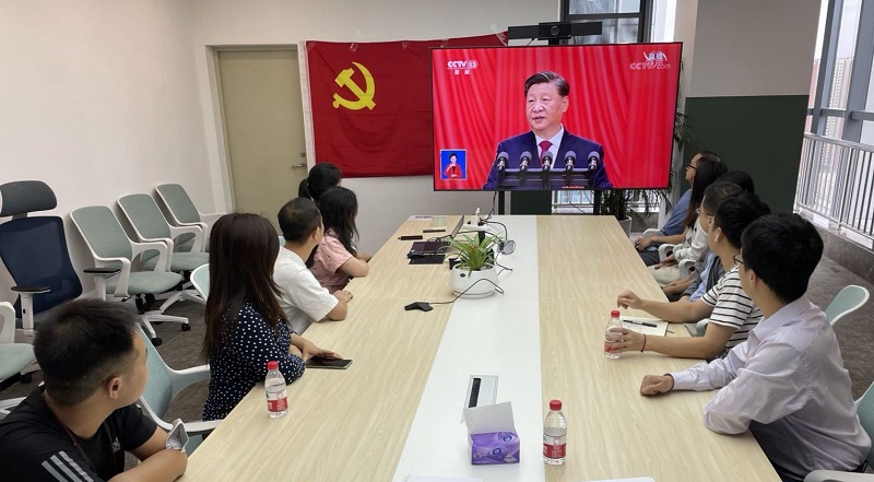 观看二十大.jpg 观看二十大.jpg